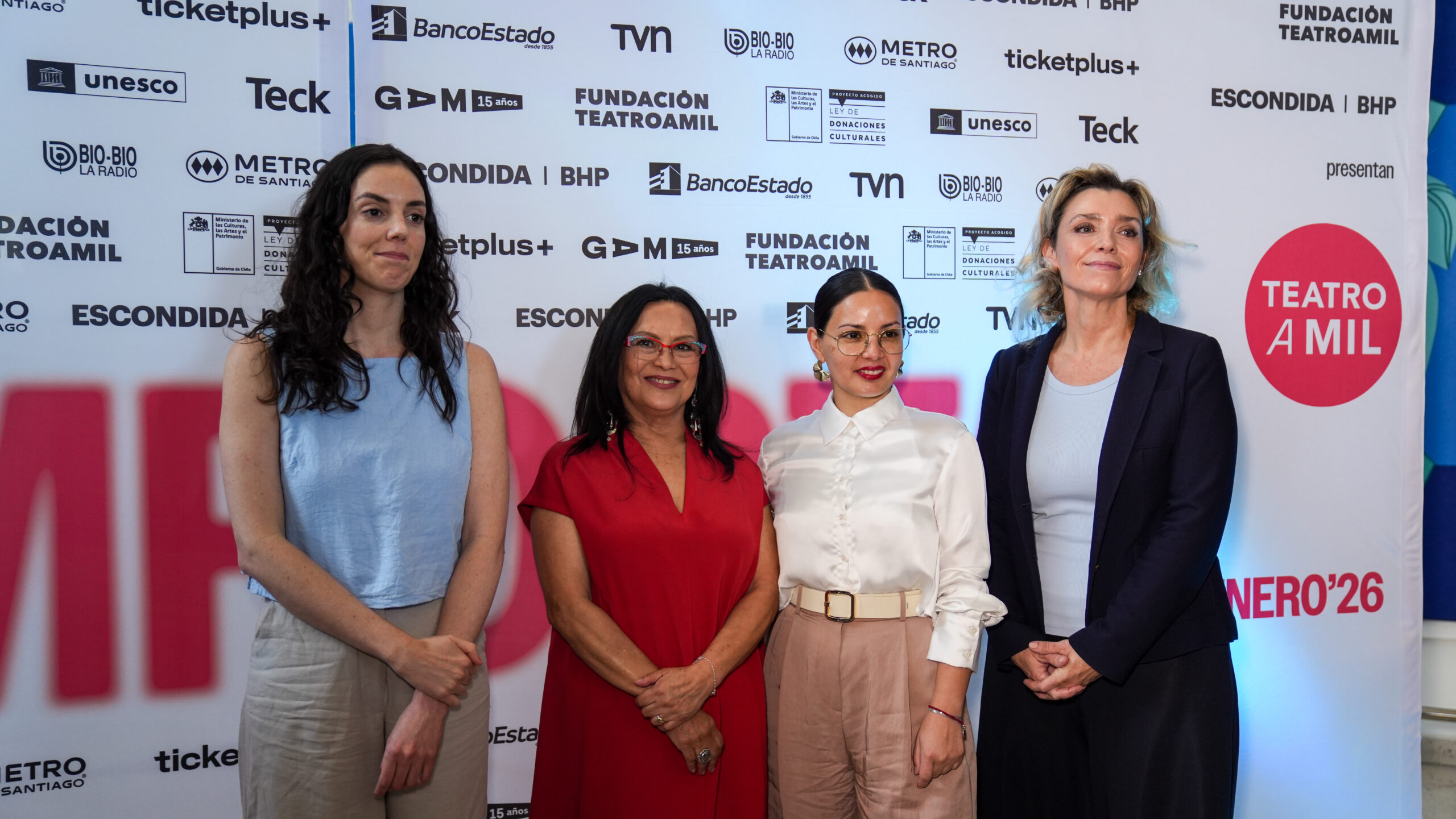 autoridades-lanzamiento-teatro-a-mil