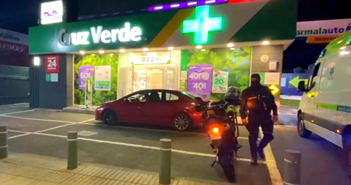Banda de mujeres perpetró un turbazo a farmacia en Vitacura: una mordió al guardia durante forcejeo