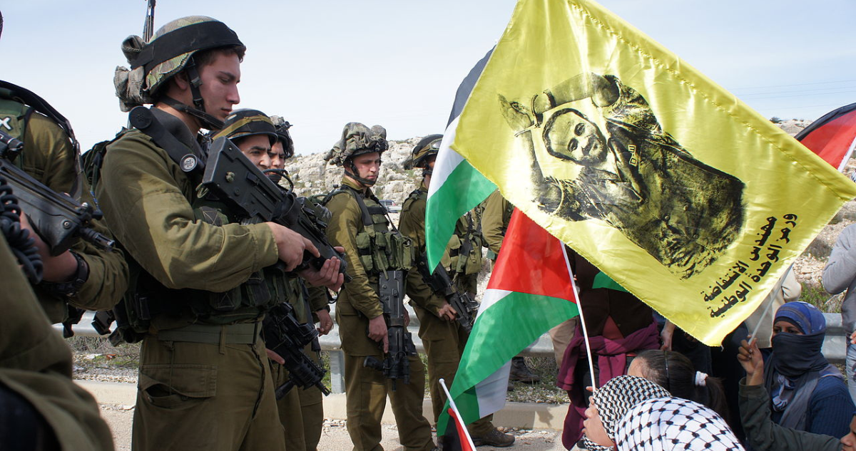 Manifestantes palestinos ondean banderas con la imagen de Marwan Barghouti en 2012