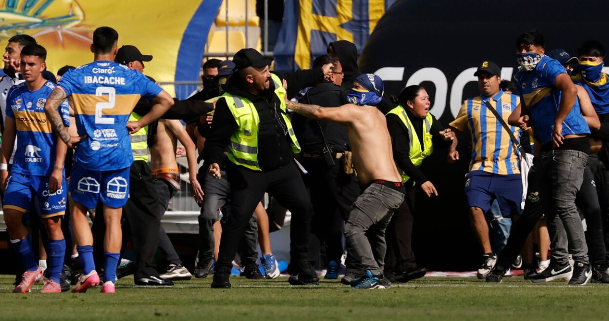 Barra de Everton invadió y suspendió partido ante la UC.