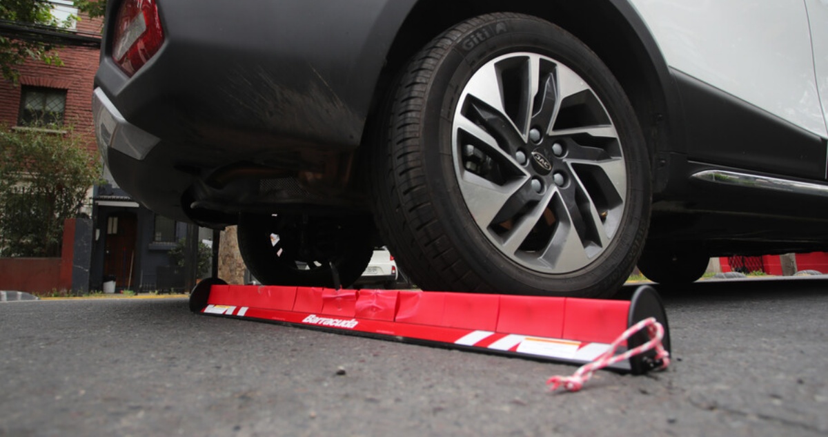 Ñuñoa presenta las “Barras Corta Fuga”: pinchan los neumáticos de conductores que intentan huir