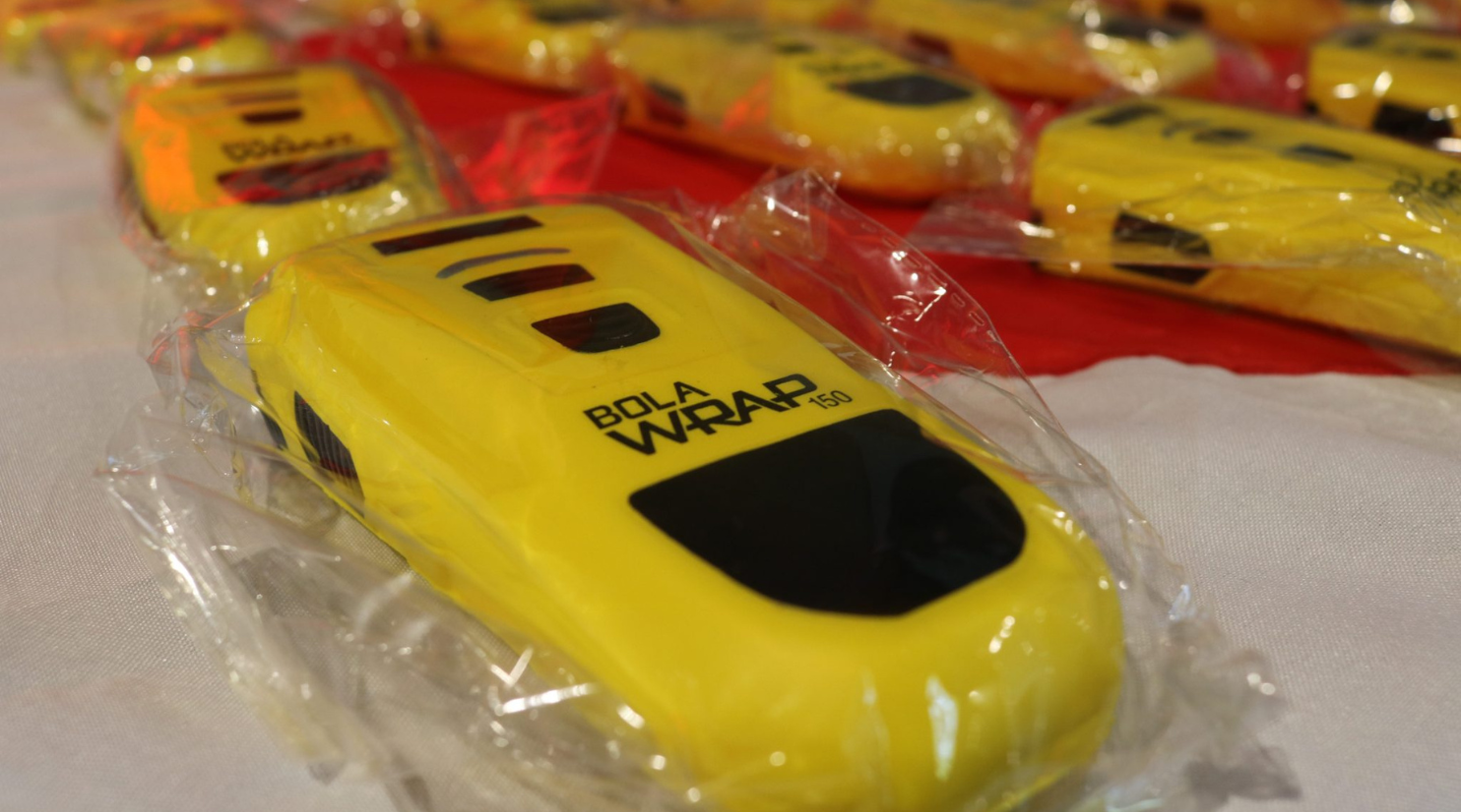 Italia busca implementar el "arma de Batman" para evitar muertes por el uso de taser