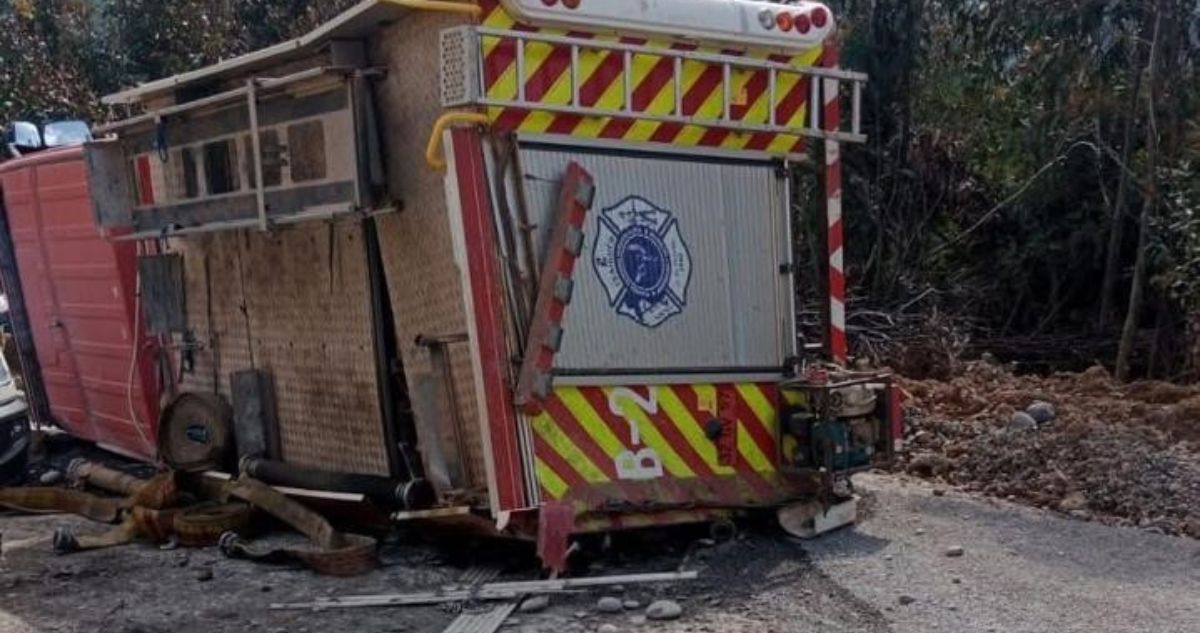 Al menos 5 lesionados deja volcamiento de carro de Bomberos en Traiguén