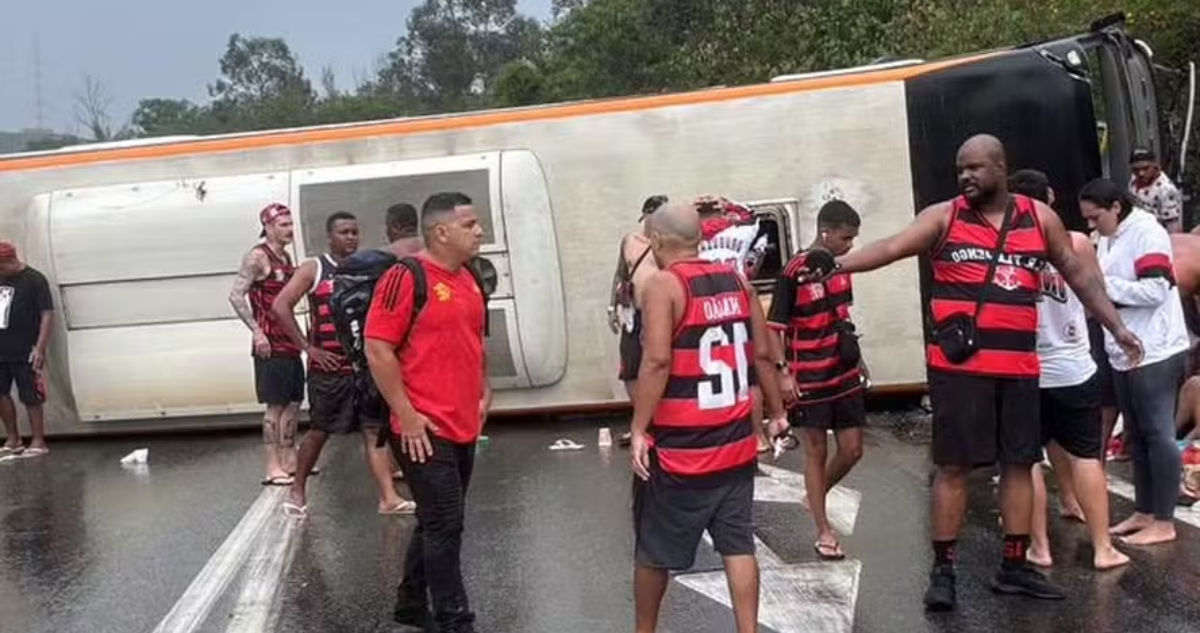 Bus con hinchas de Flamengo vuelca camino a Argentina cuando iban a duelo con Racing por Libertadores