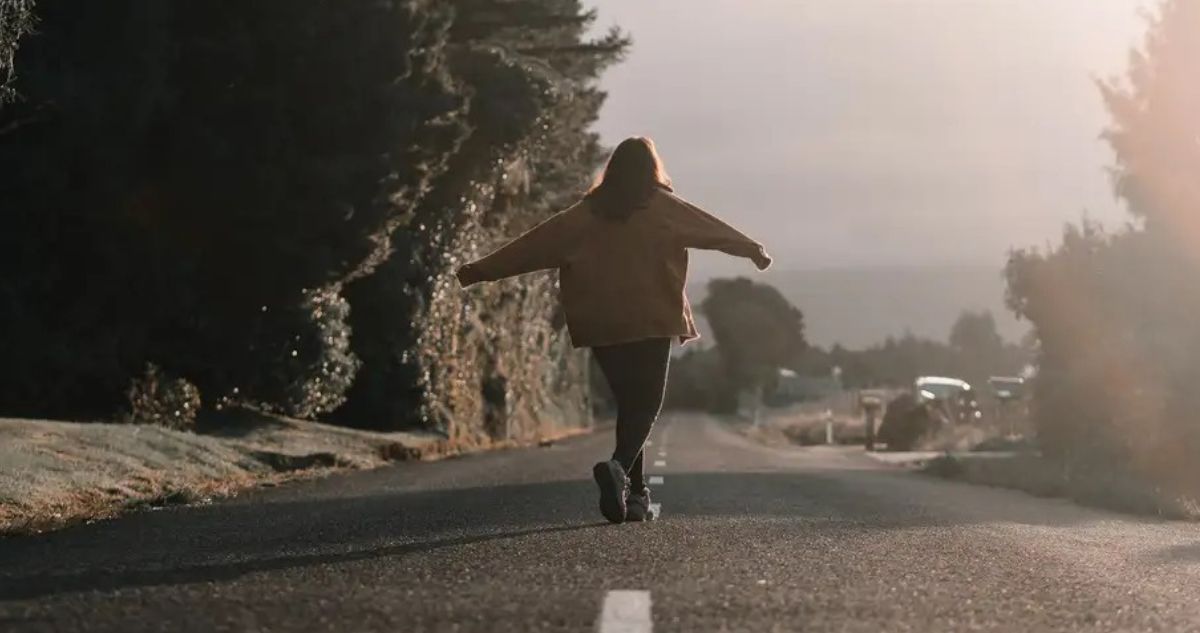 Los pocos conocidos beneficios de caminar hacia atrás: cómo sacarle el máximo provecho