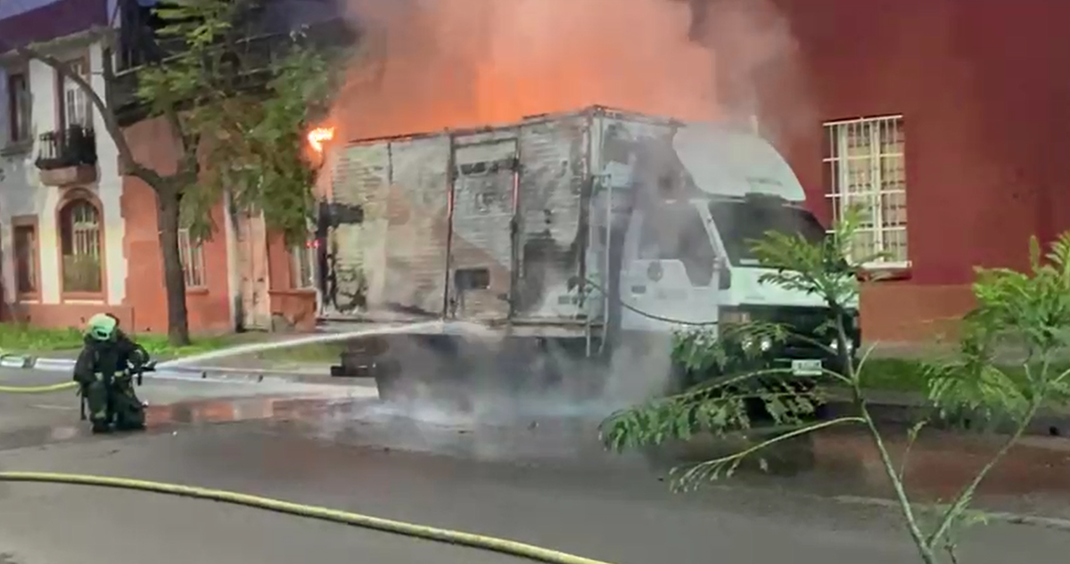 Camión prestado a hombre en situación de calle termina incendiado tras riña con su pareja en Santiago