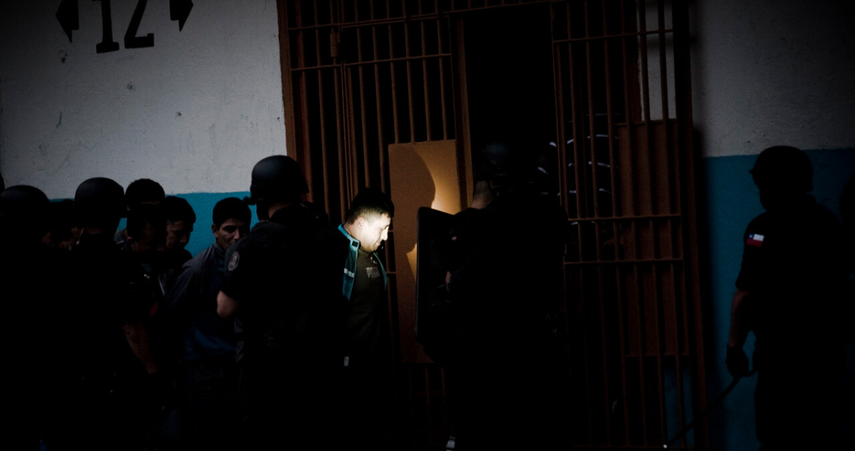 Diputado Arroyo propone construir cárceles subterráneas para enfrentar crisis penitenciaria