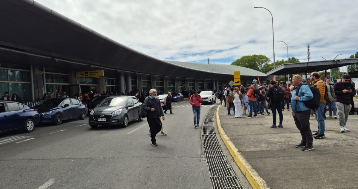 Evacúan Aeropuerto Carriel Sur: máquina detectó posible artefacto explosivo en equipaje de pasajero