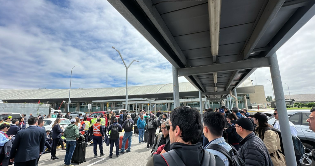 Evacúan Aeropuerto Carriel Sur: máquina detectó posible artefacto explosivo en equipaje de pasajero