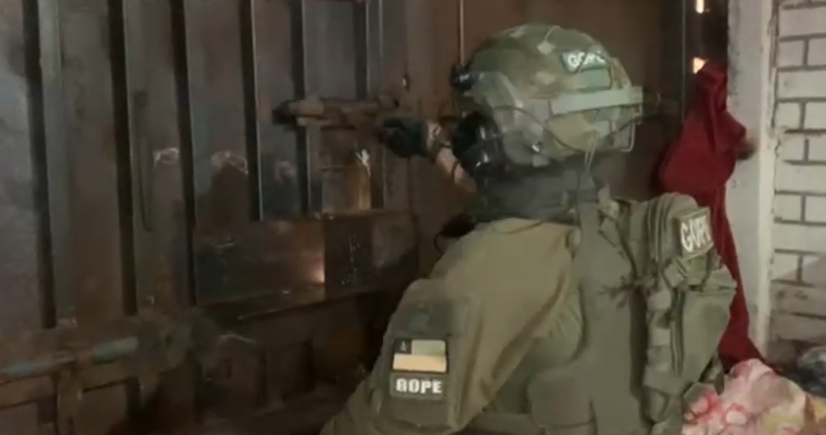 Allanan “casas búnker” usadas para vender droga en Los Ángeles: operativo dejó 7 detenidos