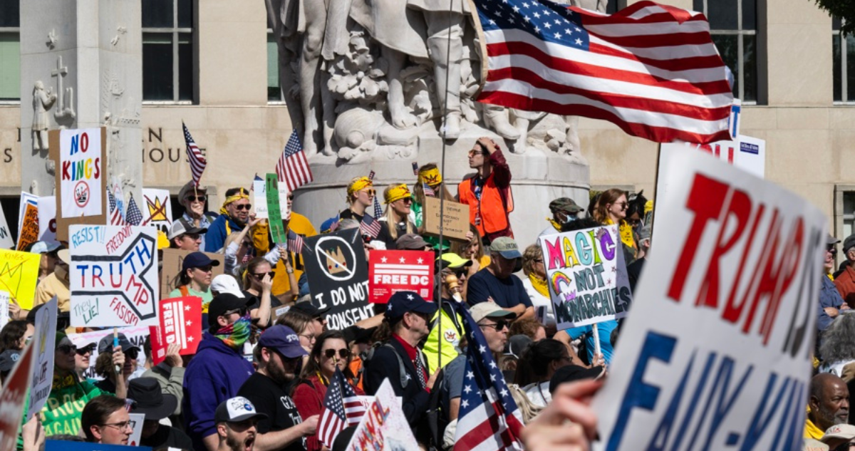 Casi siete millones de personas protestaron contra Trump en ciudades de EE.UU No queremos reyes