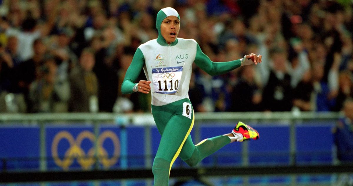 Cathy Freeman vistiendo su icónico traje en la final de Sídney 2000.