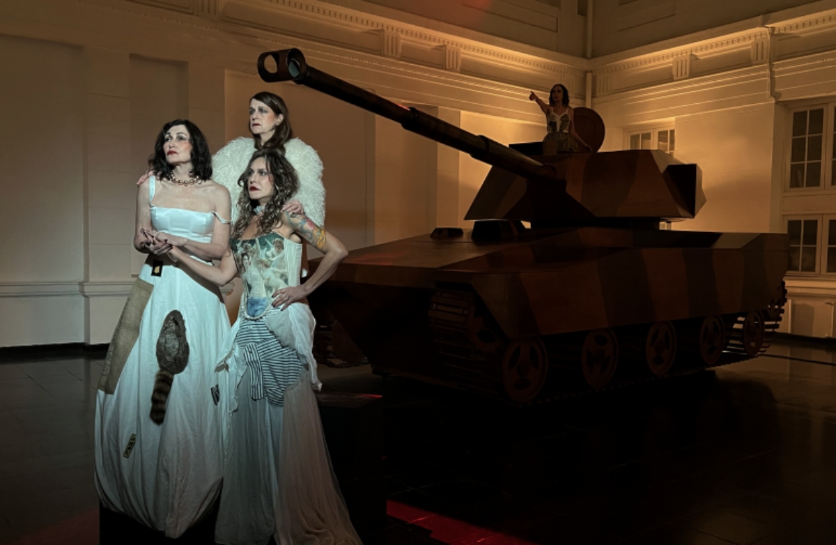 Patricia Rivadeneira revive a las Cleopatras para celebrar 40 años de amistad con performance y música