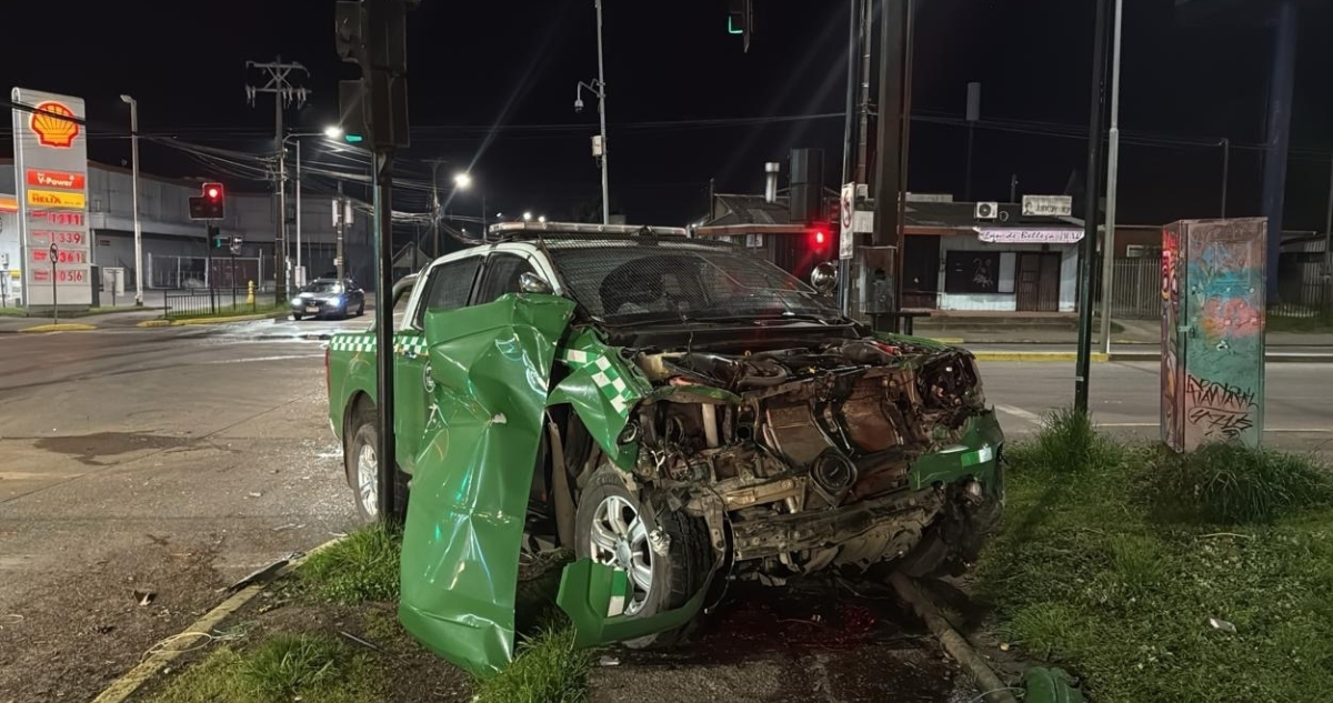 Conductor huye tras choque con vehículo policial en Valdivia: dos carabineros y un peatón heridos