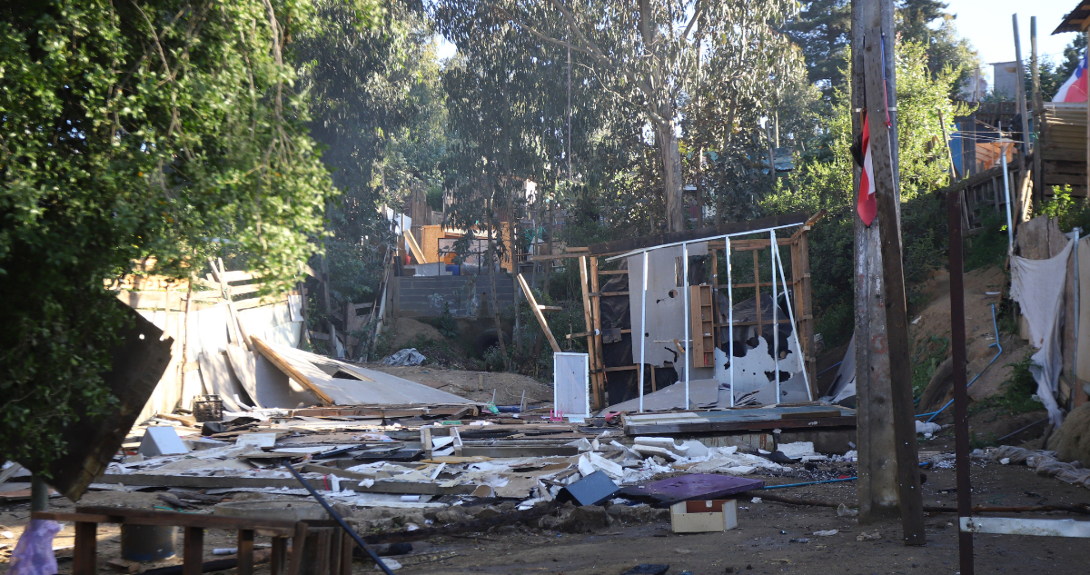 VIDEOS | Maquinaria pesada demuele casas en desalojado campamento de Placilla en Valparaíso