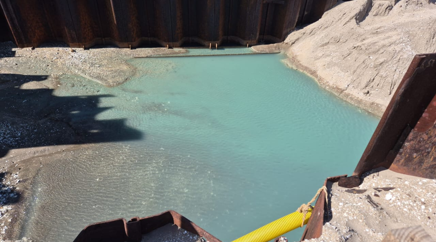 Capitanía de Puerto confirma que líquido turquesa en Puchuncaví emergió por excavaciones de empresa