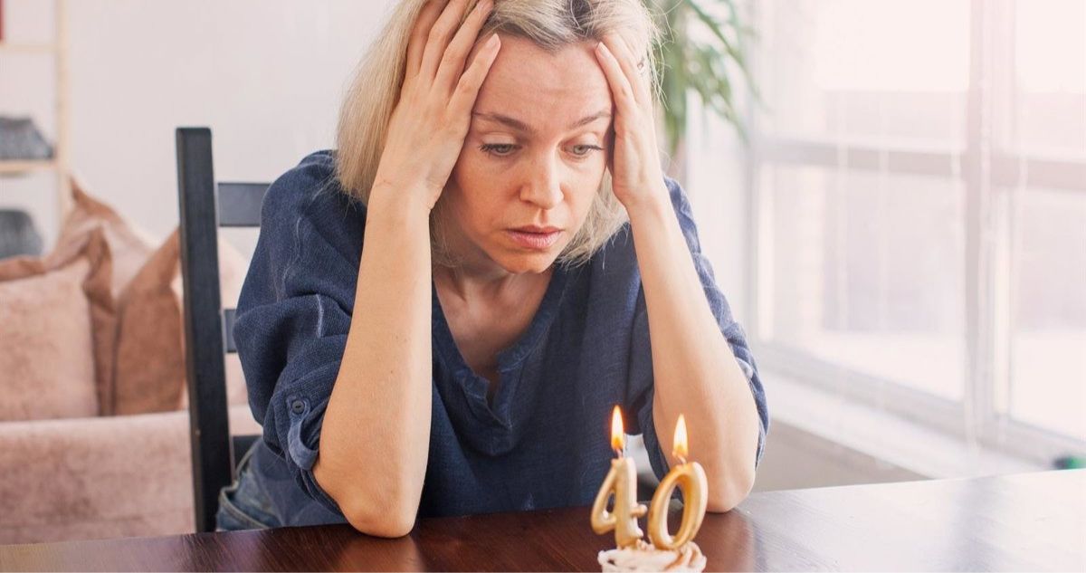 Por qué tenemos crisis a los 40, los 50 y los 60: cómo superarlas sin sufrir según psiquiatra