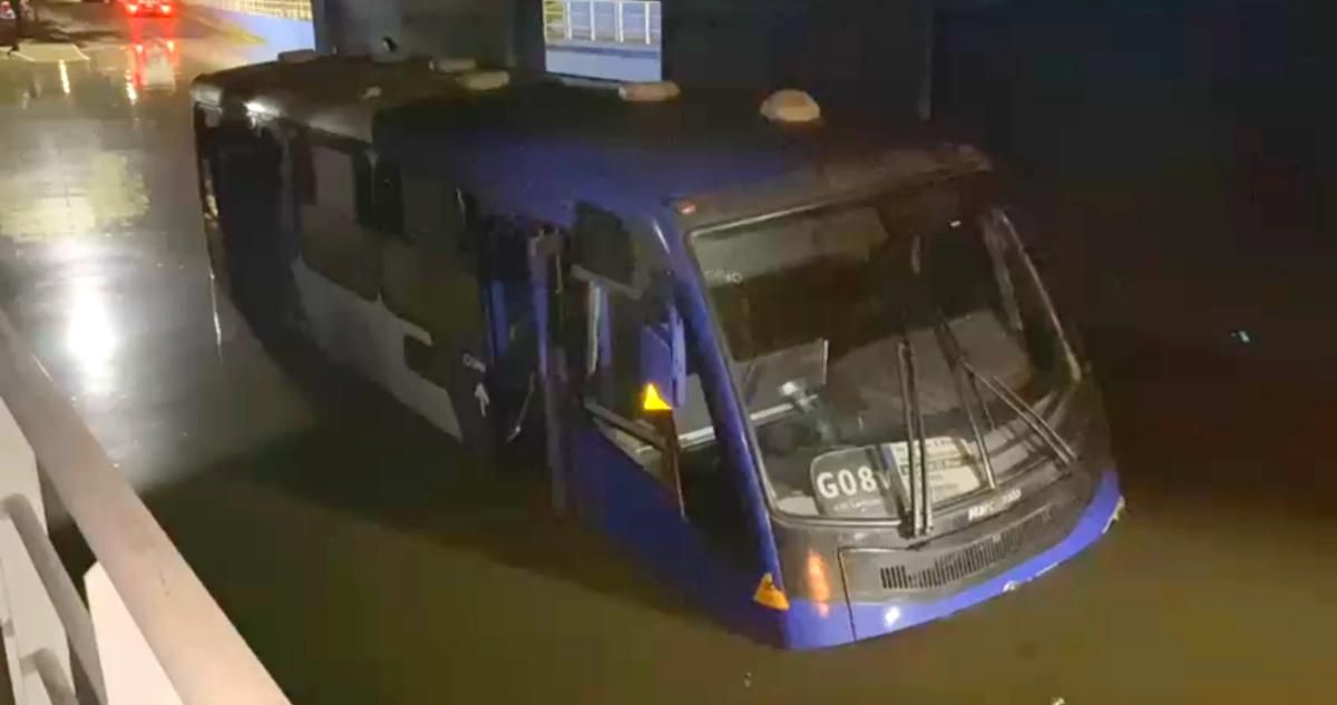 Crisis sanitaria en San Bernardo: rotura de matriz de aguas servidas obliga rescate de pasajeros