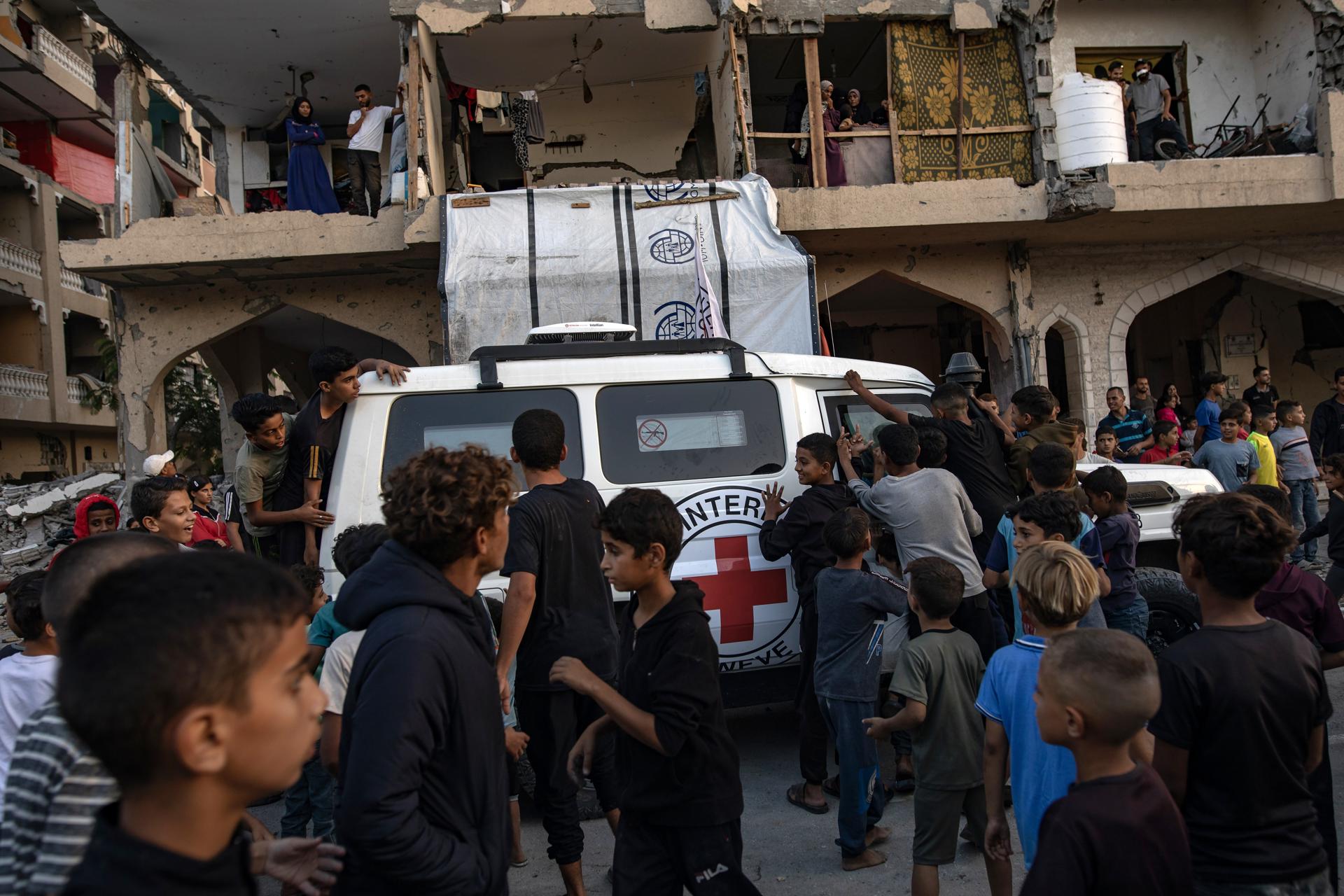 La Cruz Roja llega al lugar donde miembros de Hamás buscan los cuerpos de rehenes israelíes en Jan Yunis