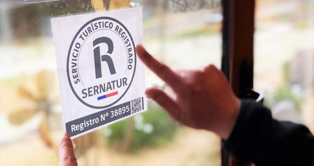 Operador a cargo de turistas que cayeron desde puente a Río Puelo no está inscrito en Sernatur