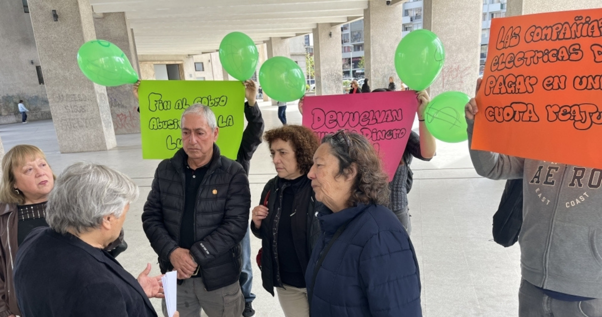 Vecinos recurren a la justicia para detener “ilegal” sobrecargo a las cuentas de luz en Concepción