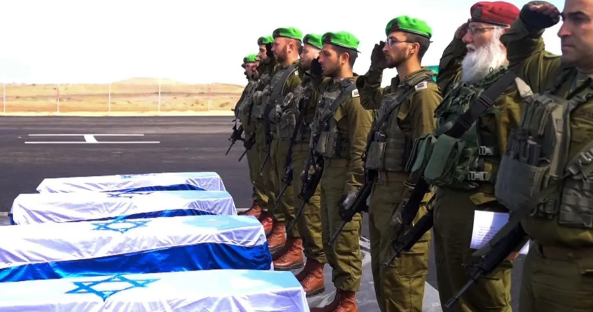 Imagen de febrero de soldados israelíes rindiendo homenaje a rehenes cuyos cuerpos fueron entregados por Hamás