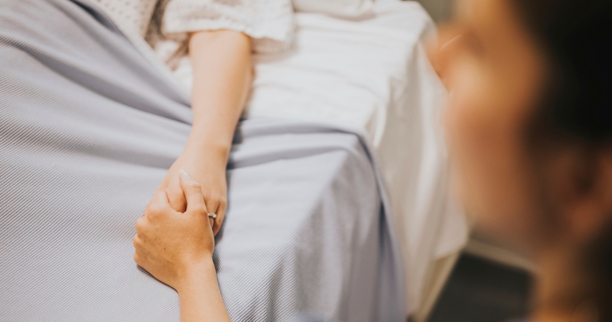 Foto de contexto de persona cuidando a otra