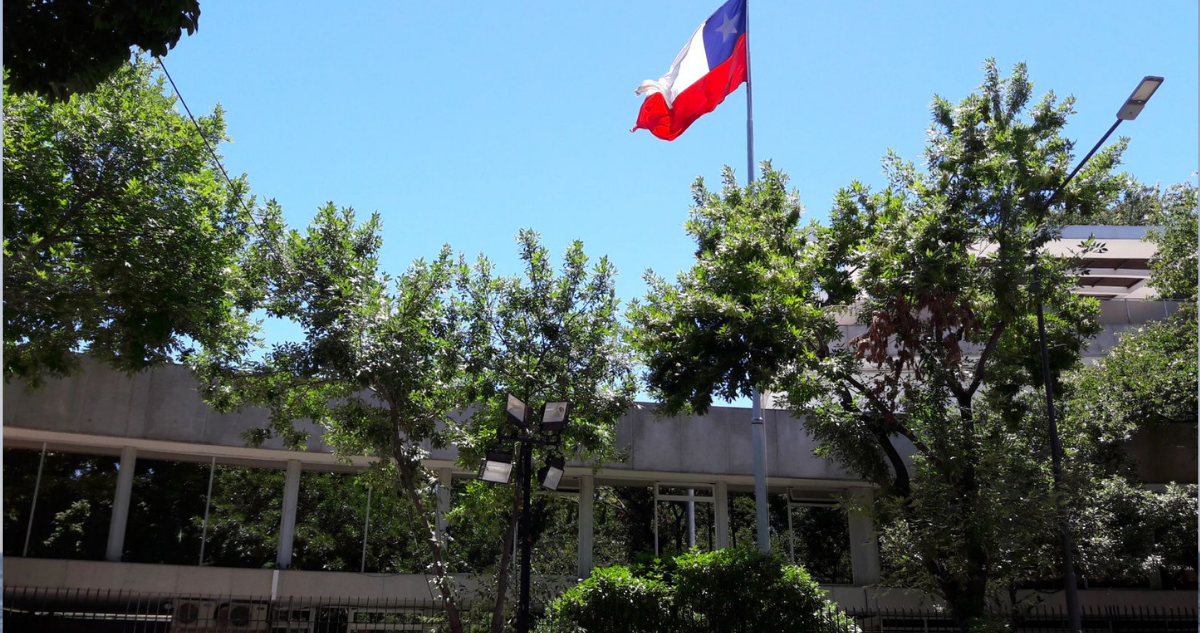 Alertan déficit financiero en consulados de Chile en Argentina: hasta cortaron el teléfono por deuda