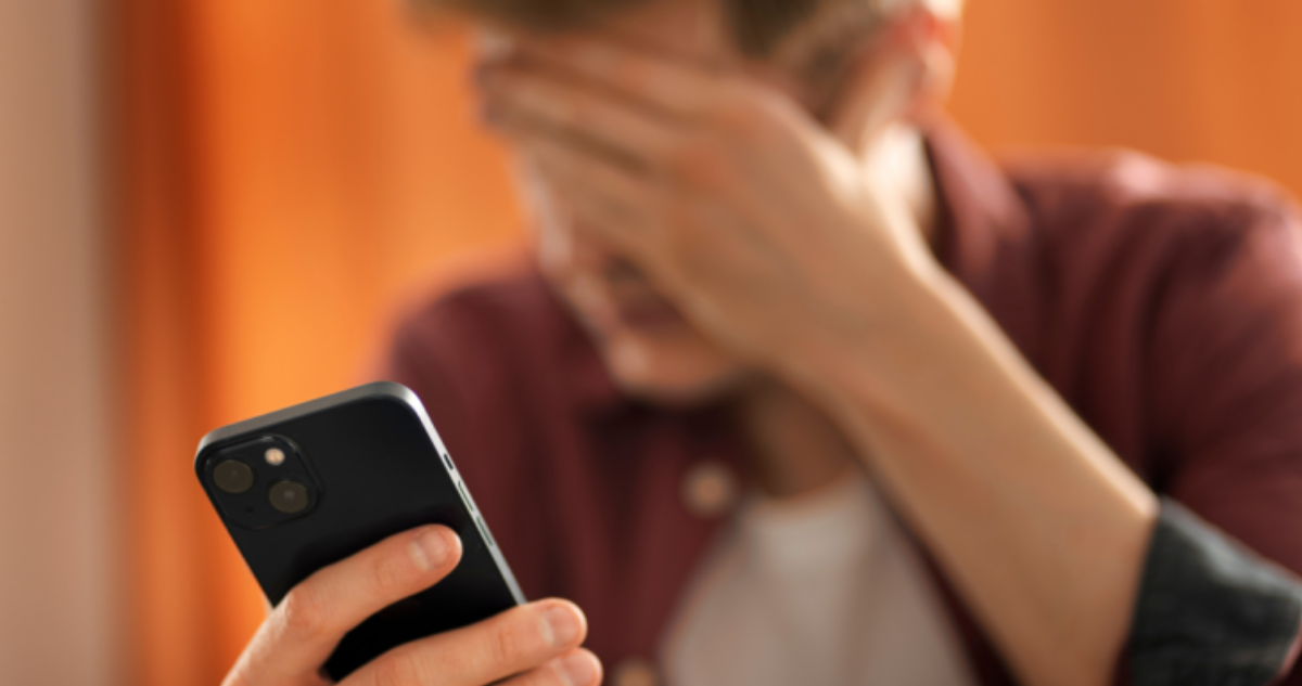 Foto de contexto de hombre con el celular en la mano