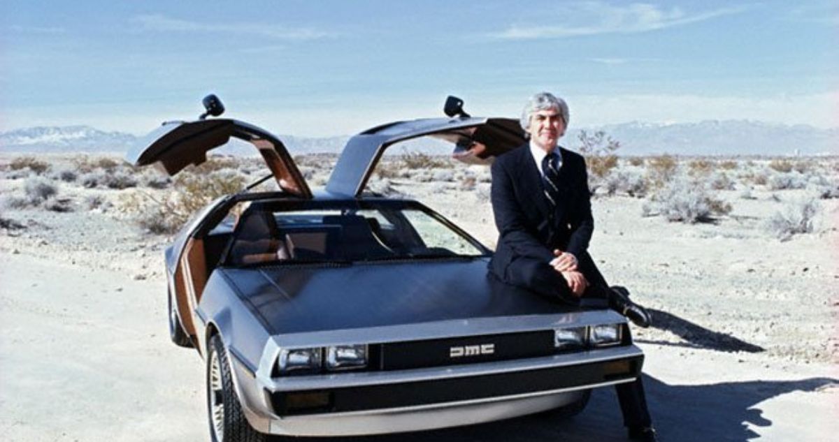 John DeLorean posando junto al  DMC-12.