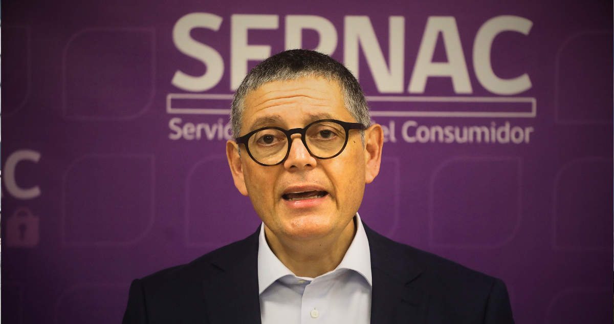 Funcionarios denuncian por Ley Karin a director nacional del Sernac Andrés Herrera y exigen su salida