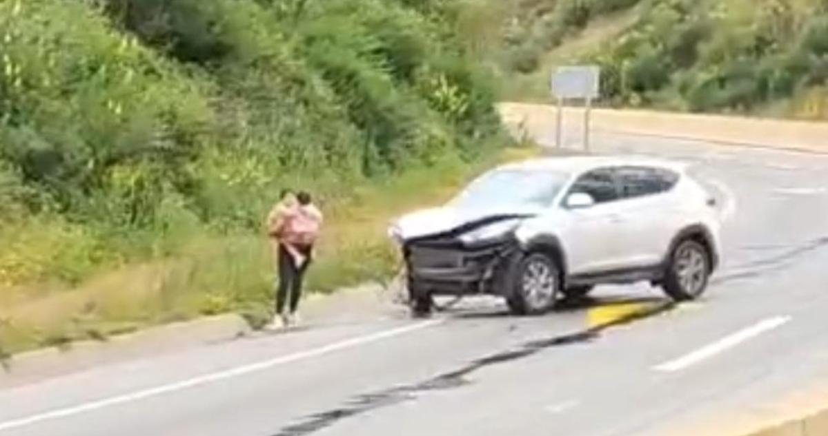 Desconocidos arrojan aceite y provocan accidente de mujer con su hija en ruta La Pólvora en Valparaíso