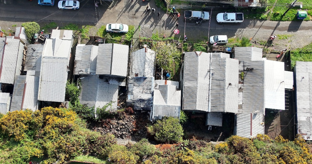 “Se vino el cerro hacia adelante”: 4 casas afectadas por deslizamiento de tierra en Puerto Montt