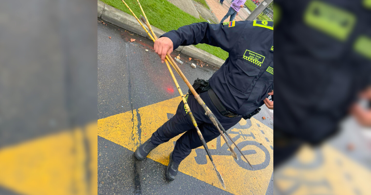 Cuatro policías heridos por flechas y artefactos incendiarios en protesta contra EEUU en Colombia