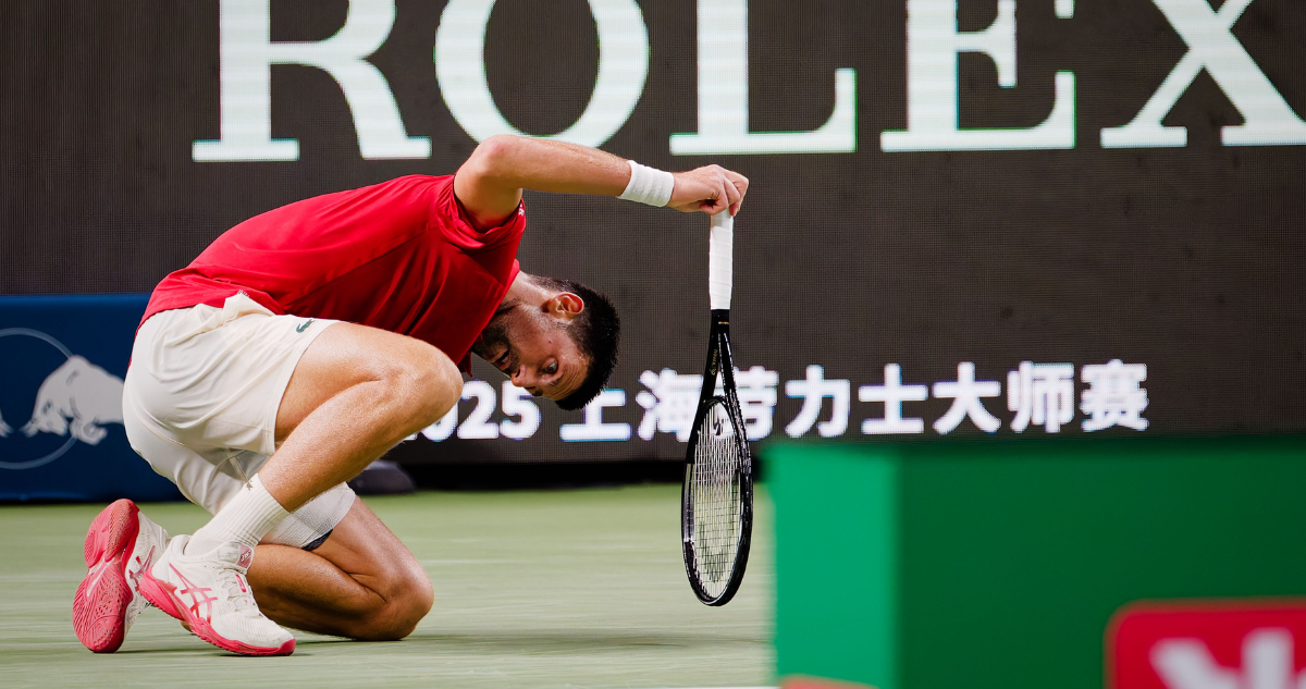 Se desplomó, necesitó asistencia y ganó: la lucha de Djokovic para avanzar en Master 1000 de Shanghái
