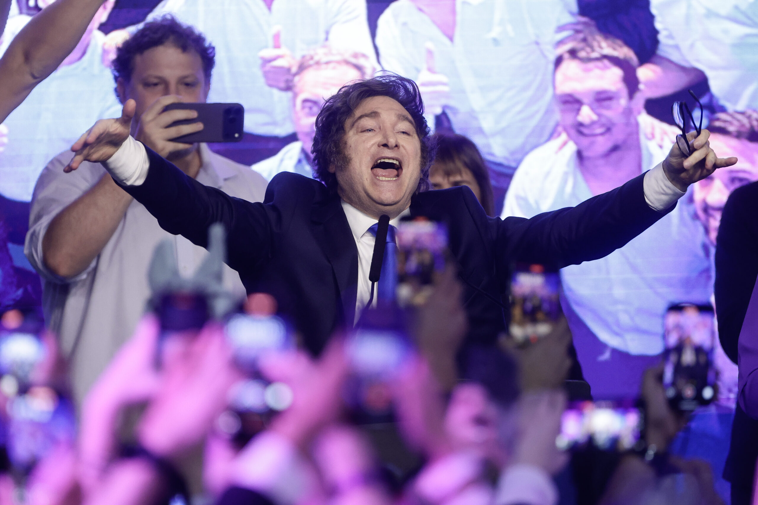 Partido de Milei arrasa y gana las elecciones legislativas en Argentina