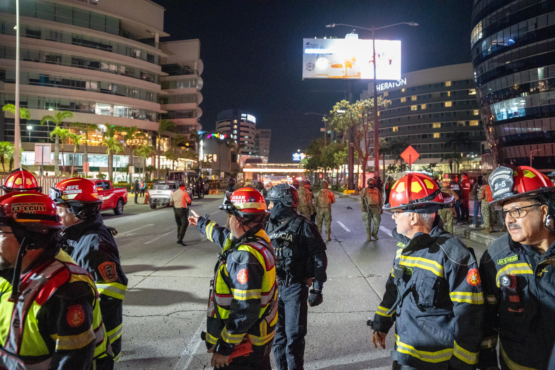 Bomberos de Ecuador custodian los exteriores de un centro comercial donde explotó un vehículo este martes, en Guayaquil