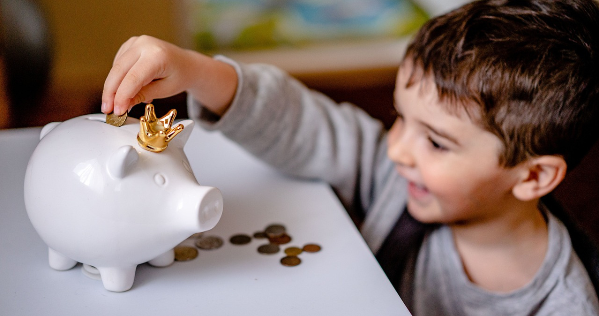 Foto de contexto de niño ahorrando para columna sobre educación financiera.