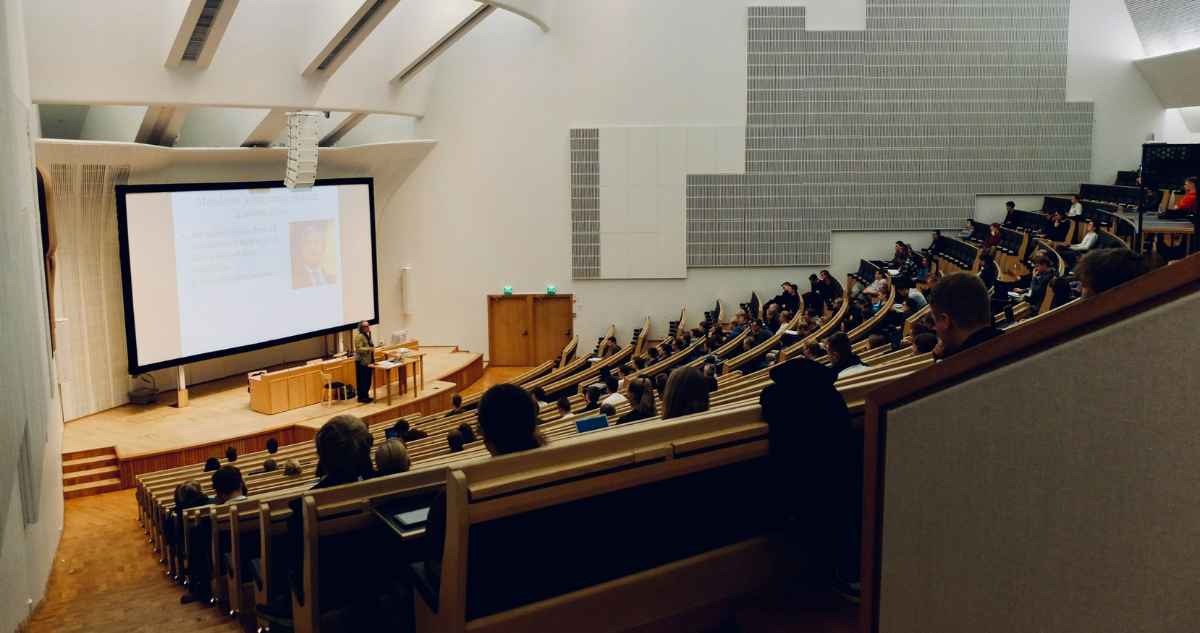 Foto de contexto de sala de clases universitaria