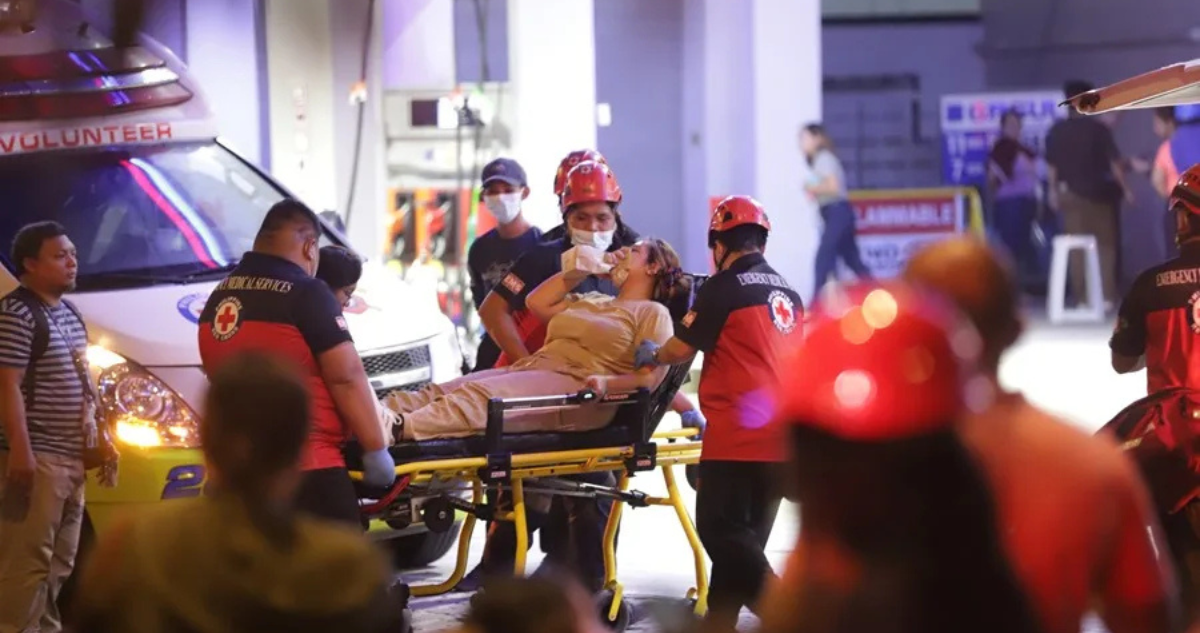 Suben a casi 70 muertos y más de un millón de familias afectadas tras terremoto en Filipinas