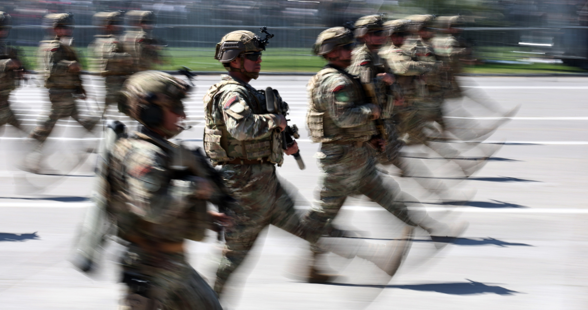 Foto de contexto de desfile de las Fuerzas Armadas para columna sobre el presupuesto para el Ejército