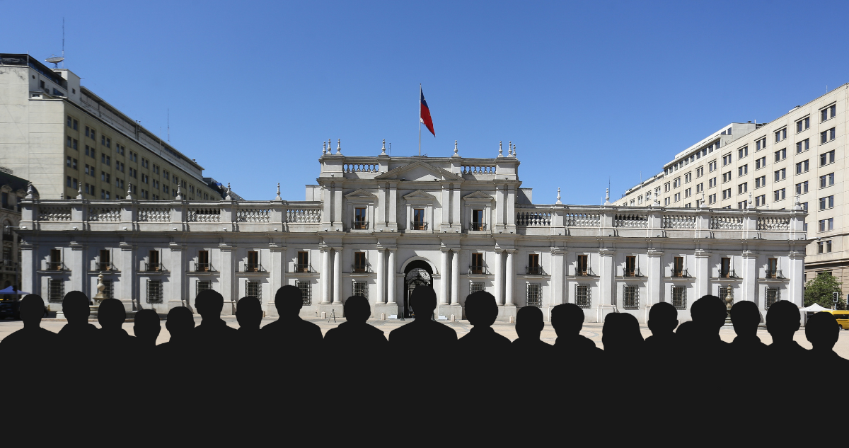 Foto de contexto de La Moneda y siluetas de personas