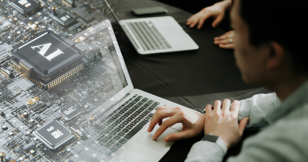 Foto de contexto de personas trabajando en computadores usando IA, para columna sobre liderazgo digital