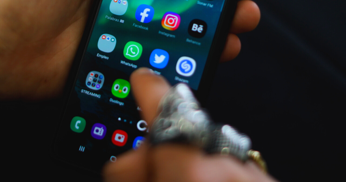 Eliminan a vecina de grupo de WhatsApp por “conflictiva”, ella recurrió a la Justicia y deben añadirla