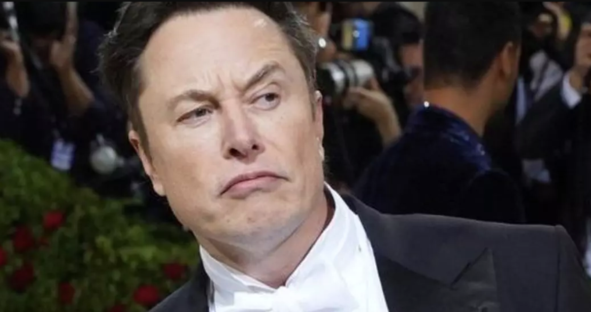 “Terroristas corporativos”: Elon Musk pide su billón de dólares de Tesla y dice que guardará el dinero