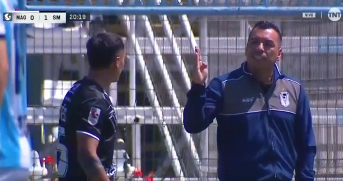 Esteban Paredes dirigiendo en el Magallanes Santiago Morning