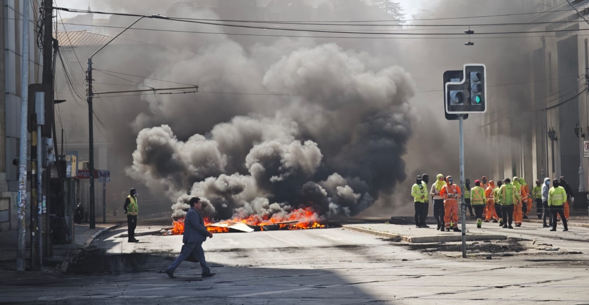 Estibadores protestan en inmediaciones de Plaza Sotomayor en Valparaíso