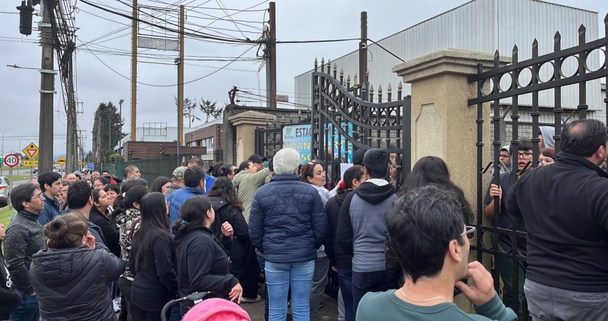 Evacuan a más de mil personas en liceo de Temuco por fuerte olor en el ambiente