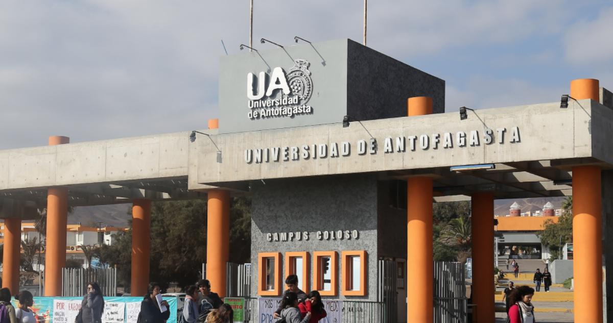 Evacúan la Universidad de Antofagasta por amenaza telefónica que alertaría sobre uso de arma de fuego
