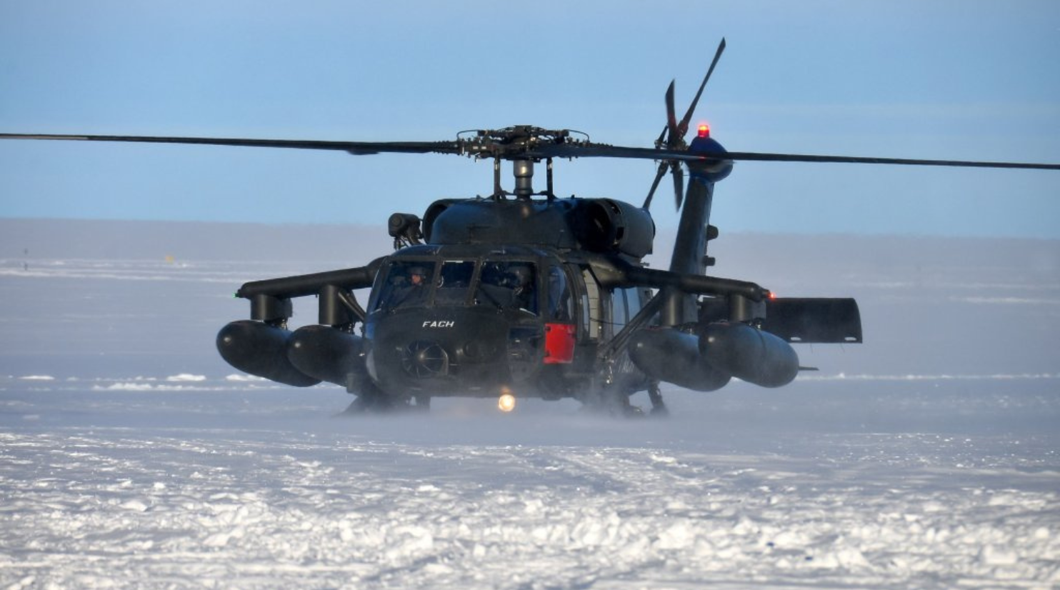 Ubican helicóptero Black Hawk de la FACh con 3 tripulantes vivos y uno muerto en Campos de Hielo Sur